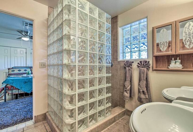 Spacious Glendale Home W/ Outdoor Kitchen!