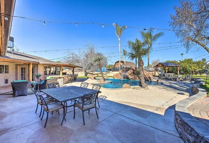 Spacious Glendale Home W/ Outdoor Kitchen!