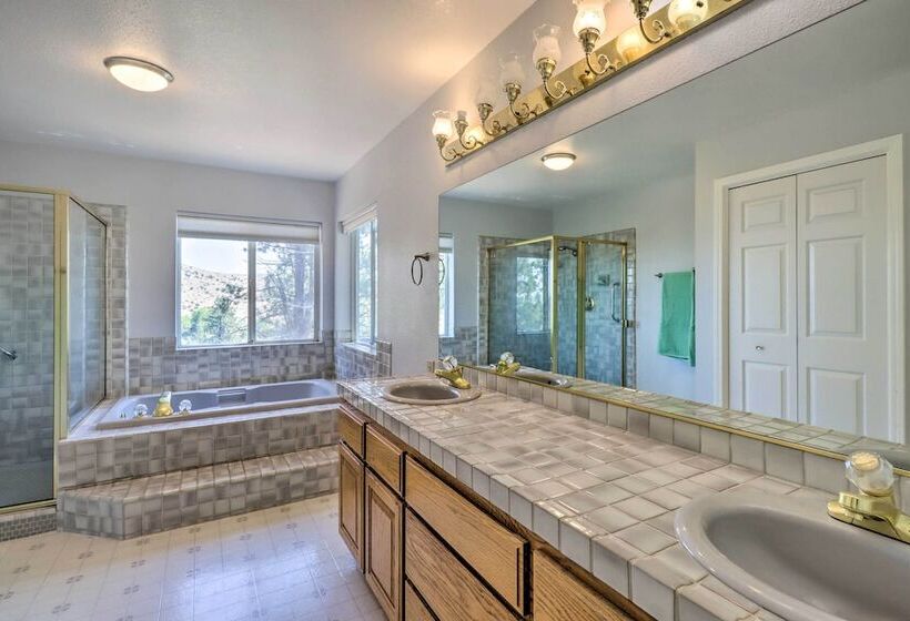 Spacious Home W/ Mtn Views & Starlink Wifi!