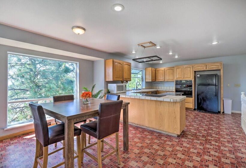 Spacious Home W/ Mtn Views & Starlink Wifi!
