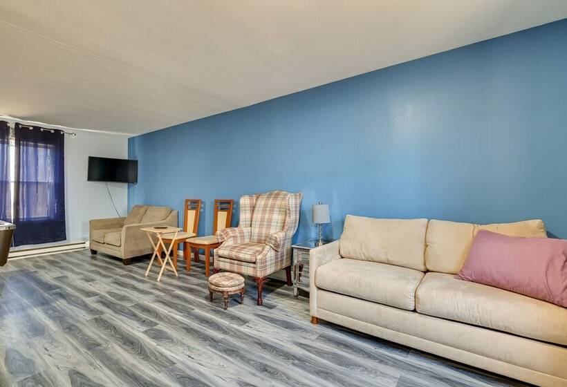 Spacious Home W/ Pool Table & Deck   Near Casino!