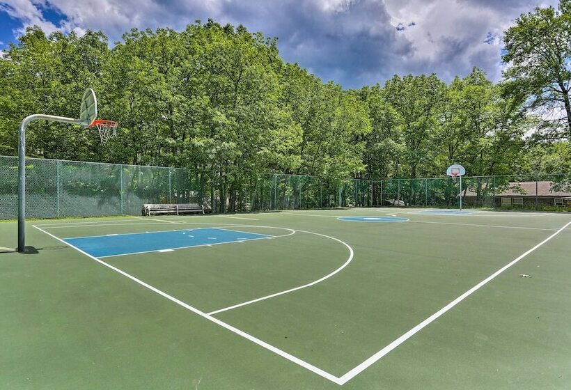 Spacious Lake Ariel Home W/ Deer Lake Beach Access