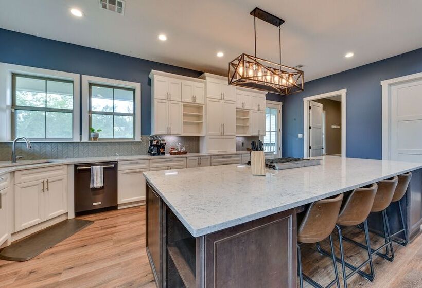 Spacious Lake Charles Craftsman   Pet Friendly!