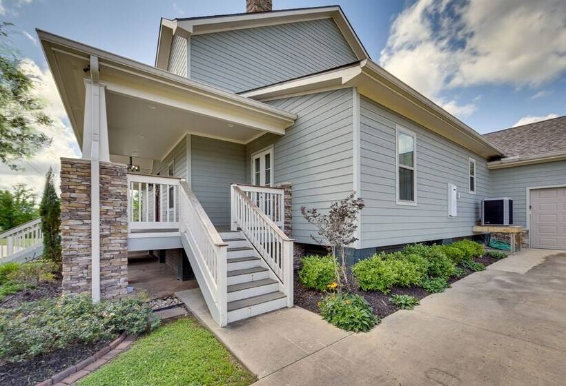 Spacious Lake Charles Craftsman   Pet Friendly!