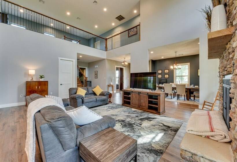 Spacious Lake Charles Craftsman   Pet Friendly!