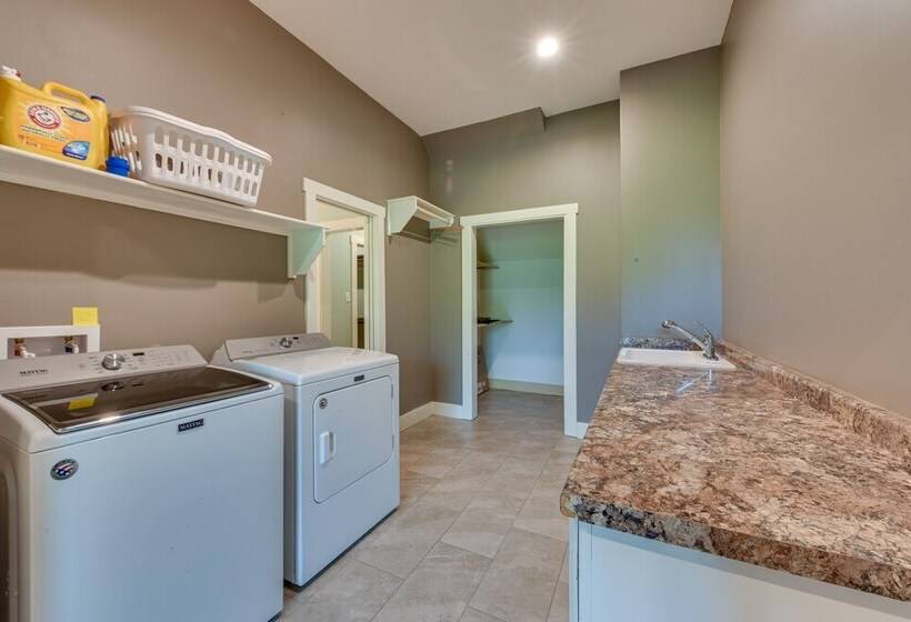 Spacious Lake Charles Craftsman   Pet Friendly!