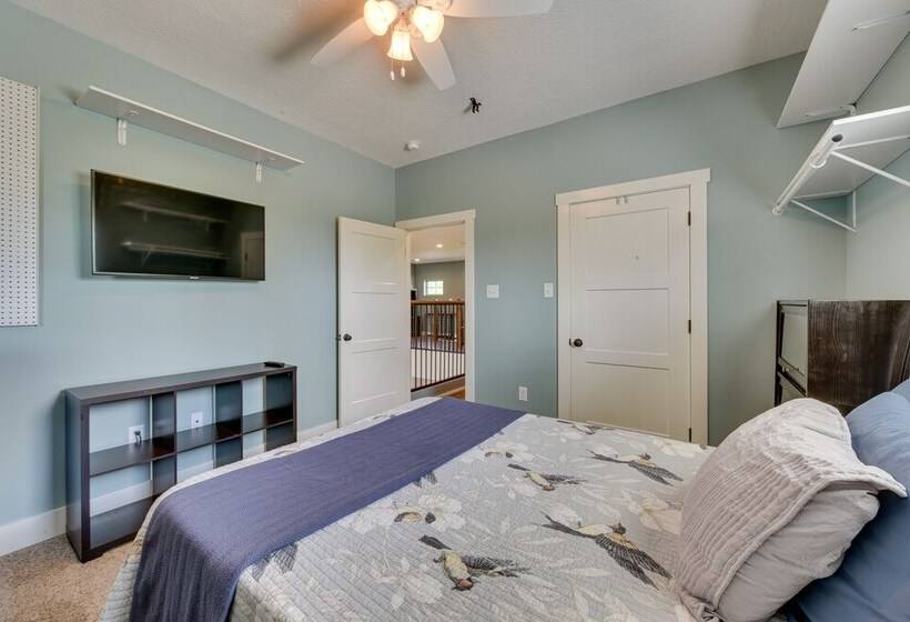 Spacious Lake Charles Craftsman   Pet Friendly!