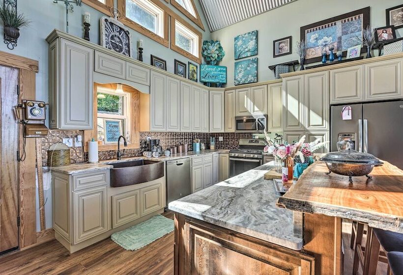 Spacious Lineville Home W/ Deck + Mtn Views!