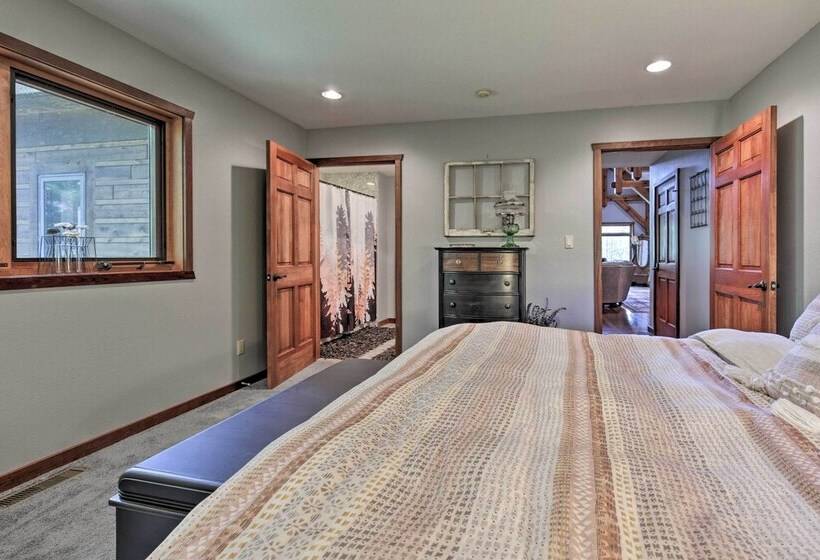 Spacious Riverfront Escape W/ Private Hot Tub