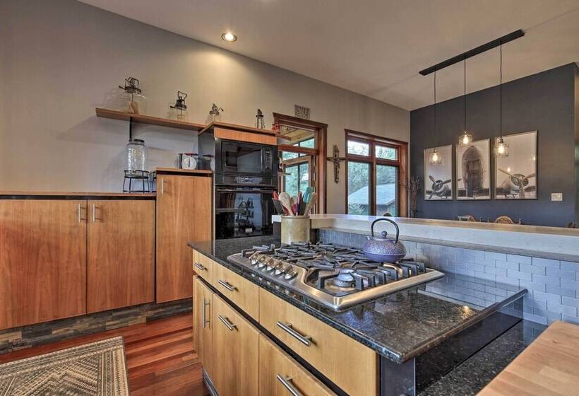 Spacious Riverfront Escape W/ Private Hot Tub