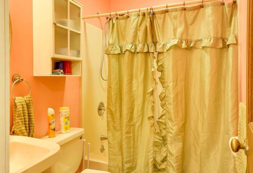 Spacious Woodbury Home W/ Pool + Hot Tub!