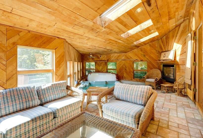 Spacious Woodbury Home W/ Pool + Hot Tub!