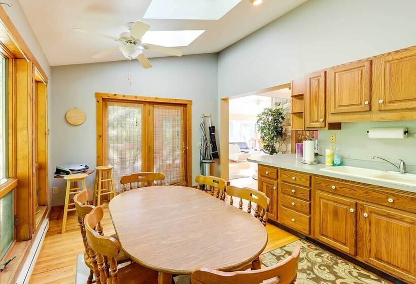 Spacious Woodbury Home W/ Pool + Hot Tub!