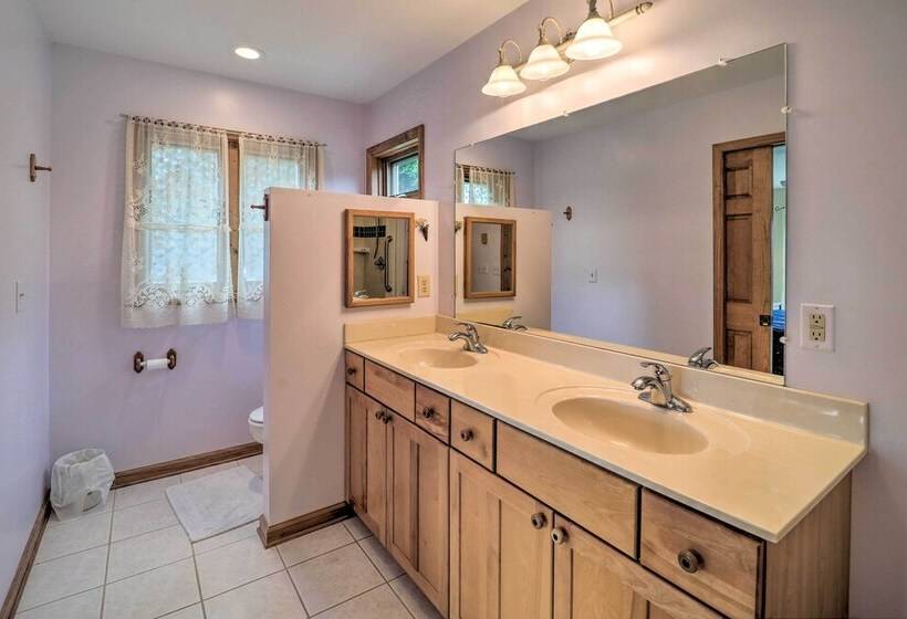 Spruce Pine Retreat W/ Gas Grill + Mtn Views!