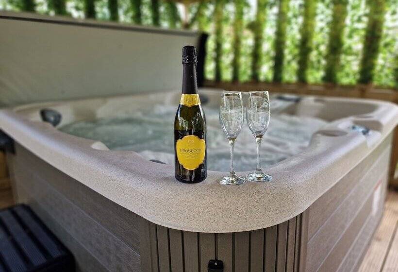 Stunning 1 Bed Cottage Near Carlisle With Hot Tub