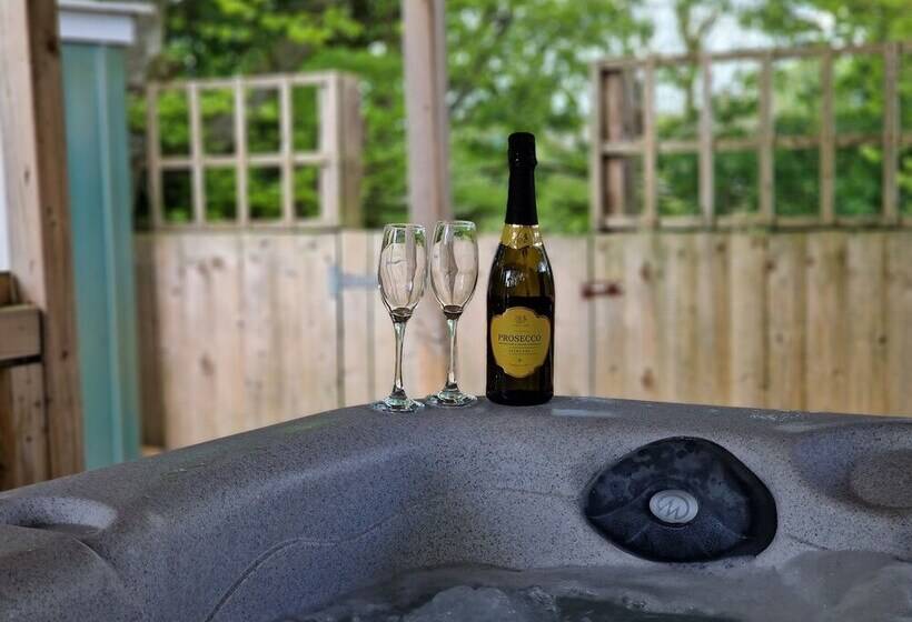 Stunning 1 Bed Cottage Near Carlisle With Hot Tub