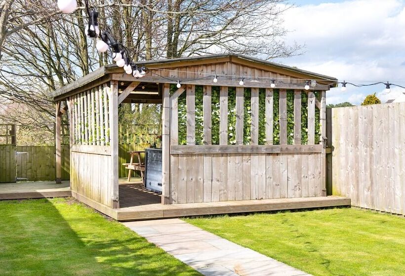 Stunning 1 Bed Cottage Near Carlisle With Hot Tub