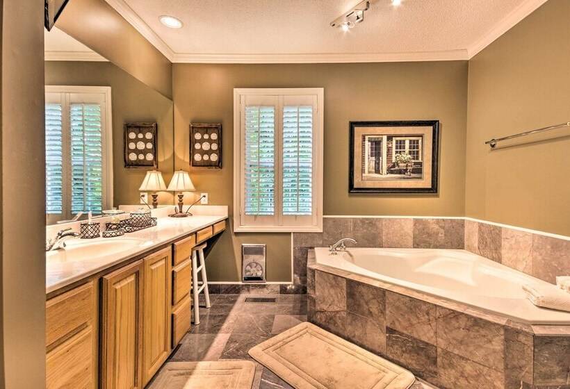 Screened Porch + 3 Decks: Beech Mountain Cabin