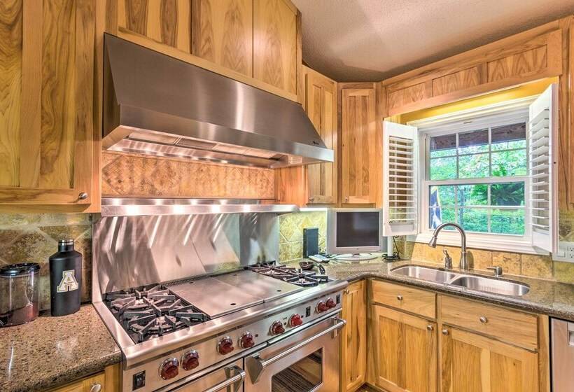 Screened Porch + 3 Decks: Beech Mountain Cabin