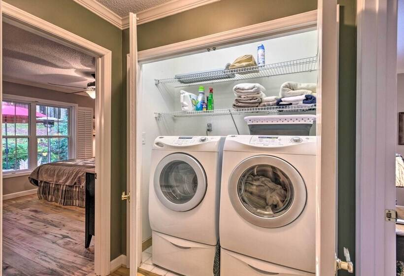 Screened Porch + 3 Decks: Beech Mountain Cabin