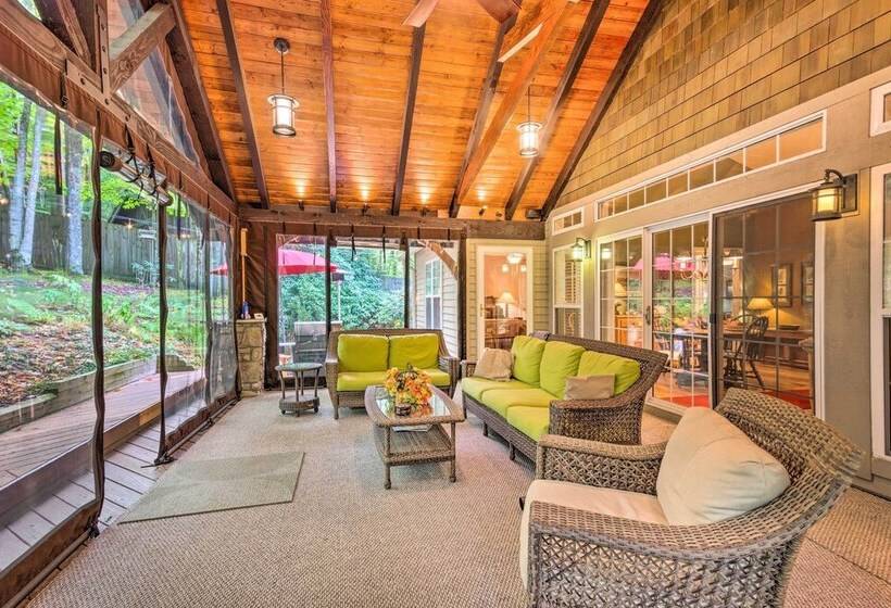 Screened Porch + 3 Decks: Beech Mountain Cabin