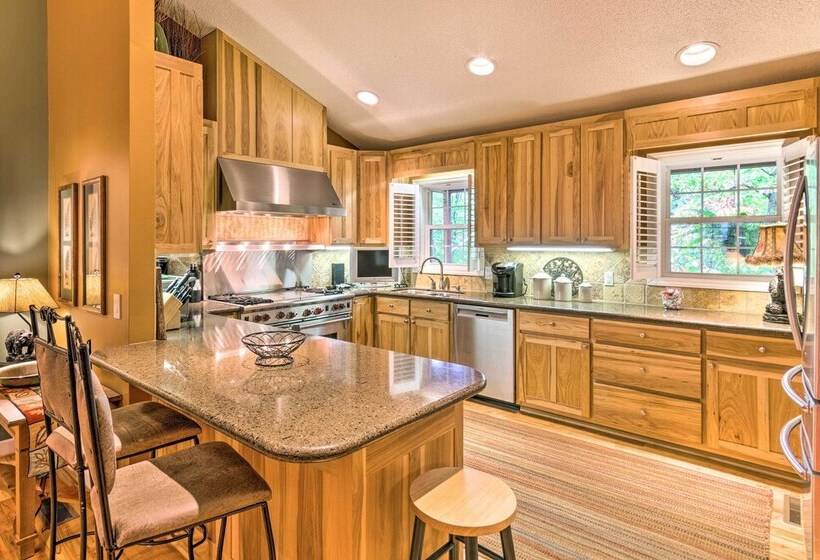 Screened Porch + 3 Decks: Beech Mountain Cabin