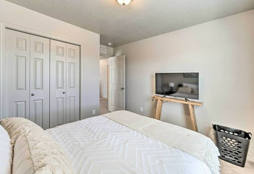 Stunning Nampa Home Nearby Park W/ Fire Pit!