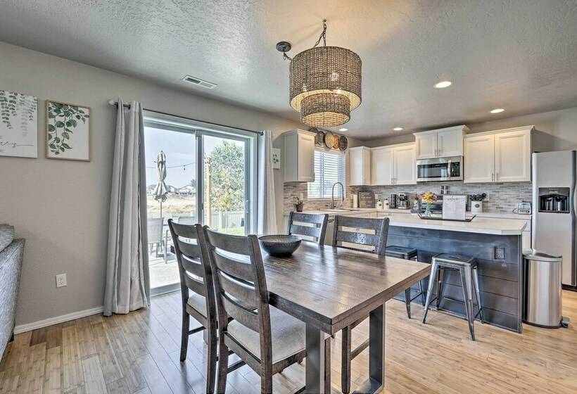Stunning Nampa Home Nearby Park W/ Fire Pit!
