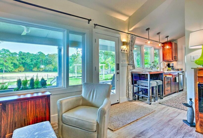 Stunning Willis Cottage On 12 Acres Of Land!