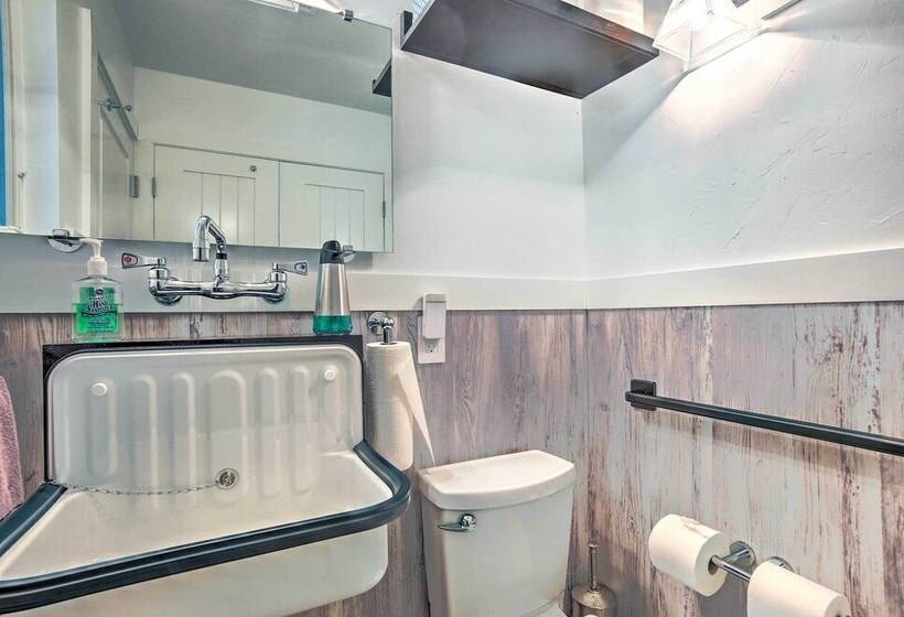 Stunning Willis Cottage On 12 Acres Of Land!