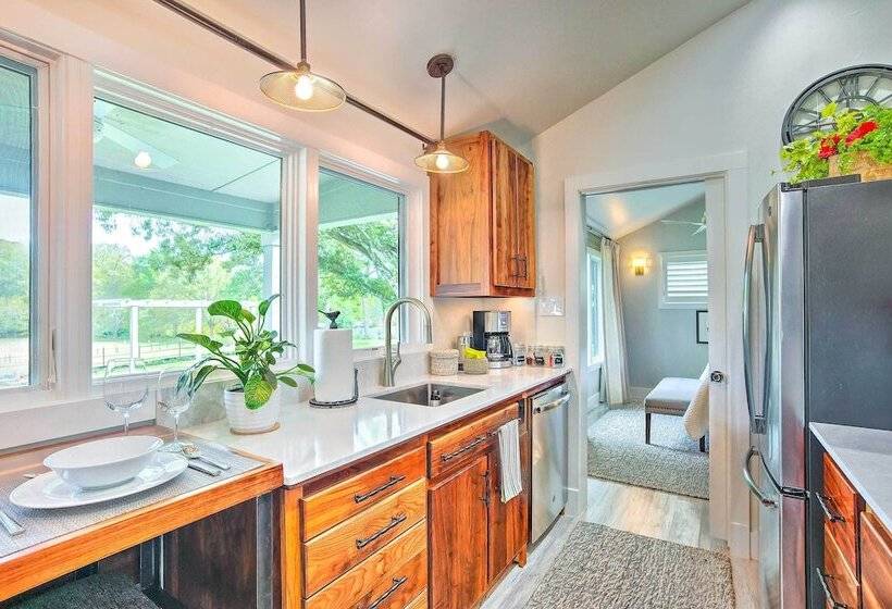 Stunning Willis Cottage On 12 Acres Of Land!