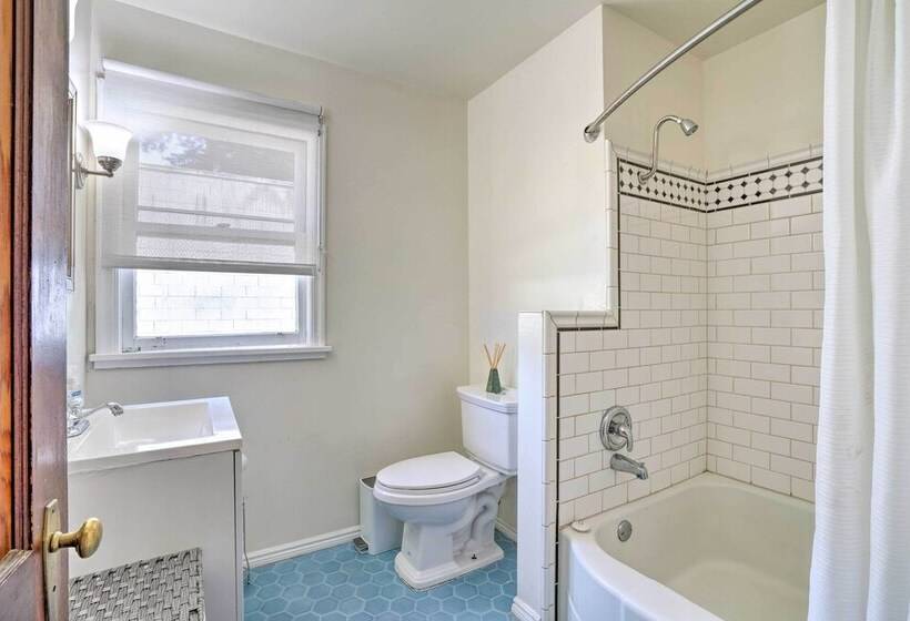 Sun Dappled Retreat: Walk To Restaurants!