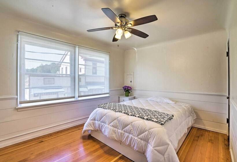 Sun Dappled Retreat: Walk To Restaurants!