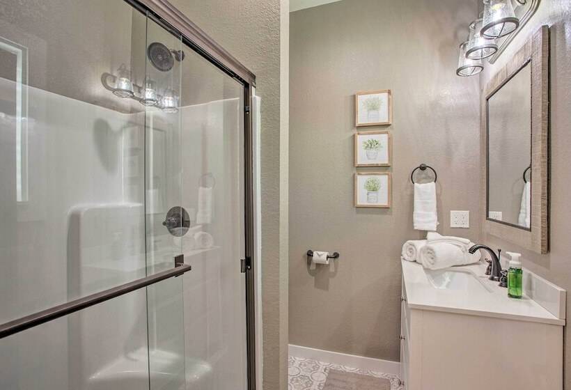 The Copper Roost : Lake Texoma Escape W/ Hot Tub