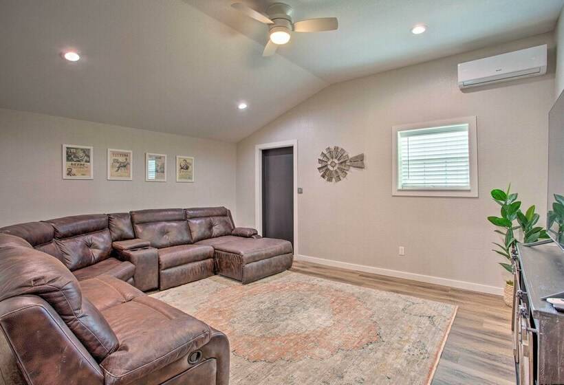 The Copper Roost : Lake Texoma Escape W/ Hot Tub