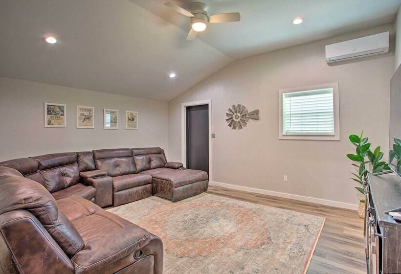 The Copper Roost : Lake Texoma Escape W/ Hot Tub