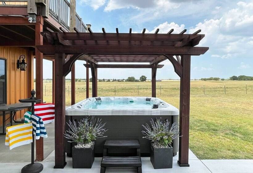 The Copper Roost : Lake Texoma Escape W/ Hot Tub