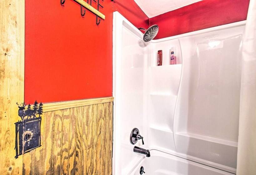 The Dodge Lodge    Near Massanutten Ski Lift!