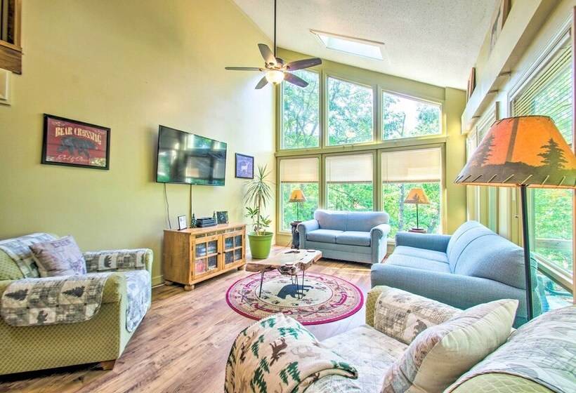 The Dodge Lodge    Near Massanutten Ski Lift!