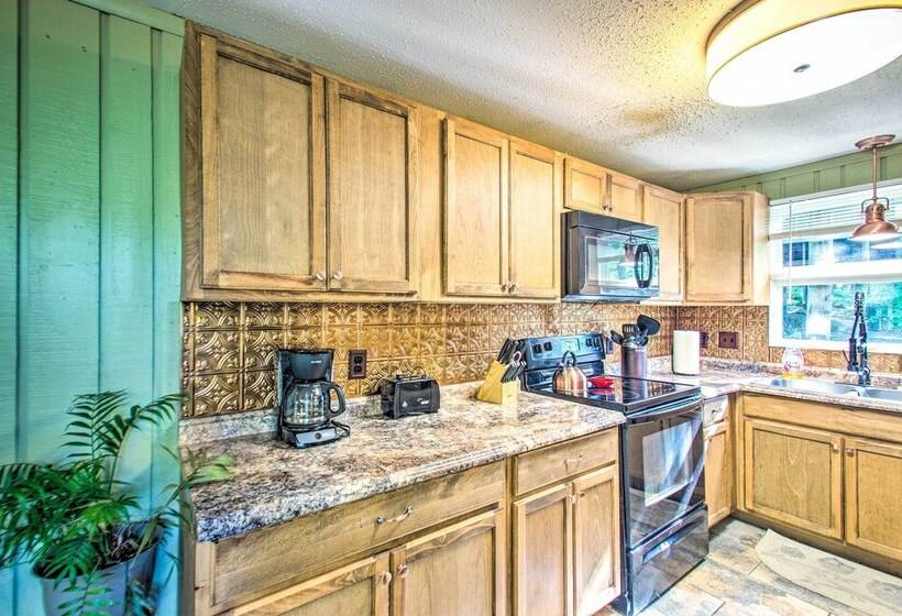 The Dodge Lodge    Near Massanutten Ski Lift!