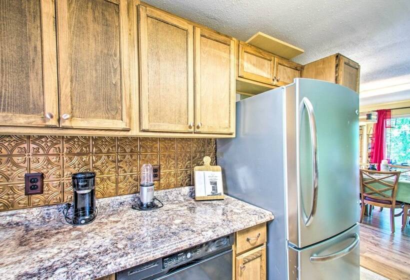 The Dodge Lodge    Near Massanutten Ski Lift!