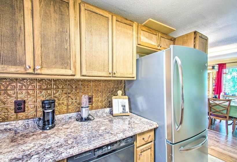 The Dodge Lodge    Near Massanutten Ski Lift!