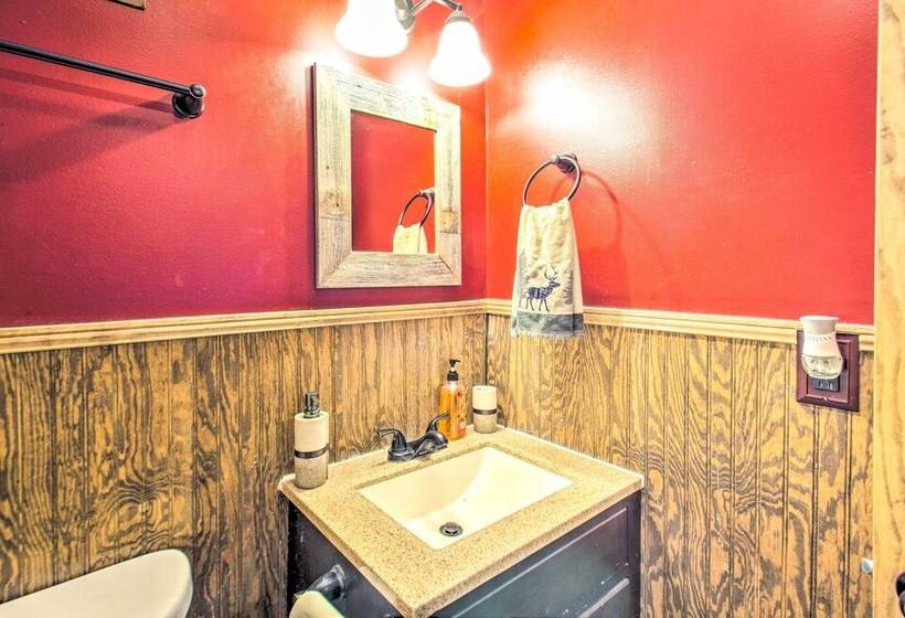 The Dodge Lodge    Near Massanutten Ski Lift!