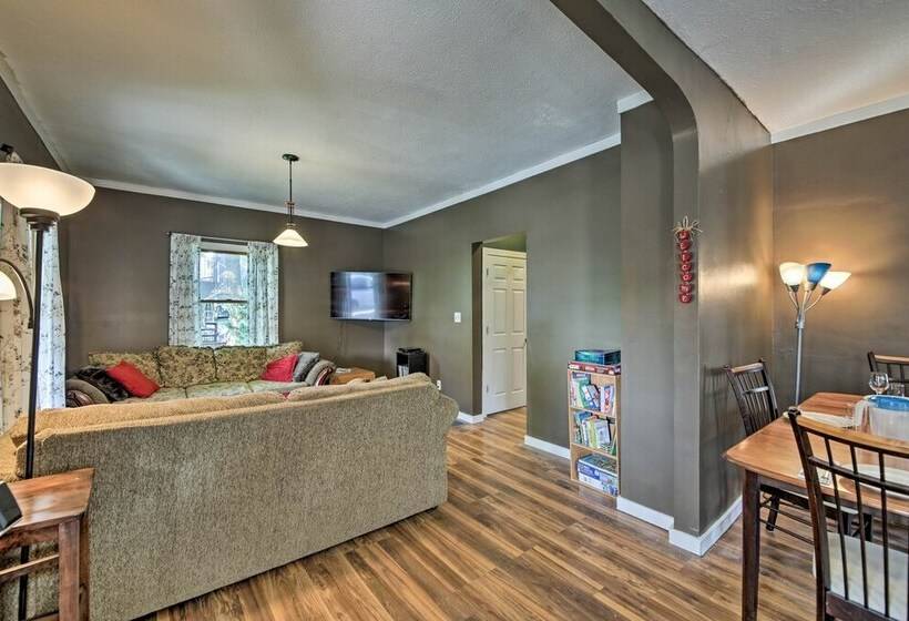 The Junction: Victorian Home In Quaint Fortville!