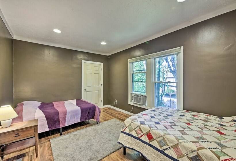 The Junction: Victorian Home In Quaint Fortville!