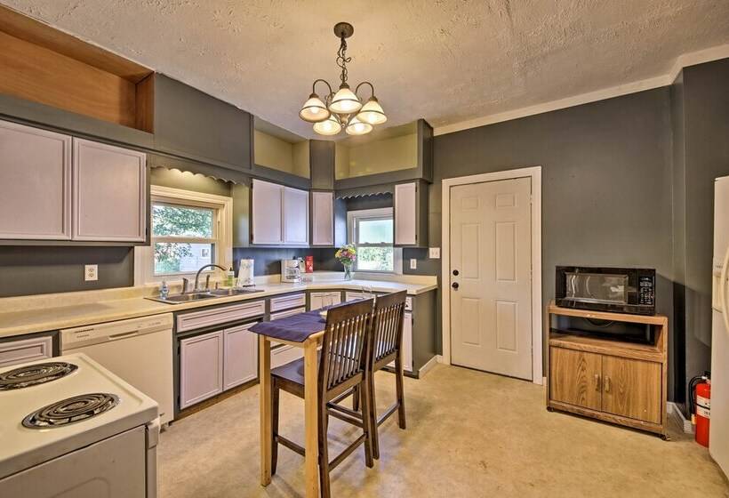 The Junction: Victorian Home In Quaint Fortville!