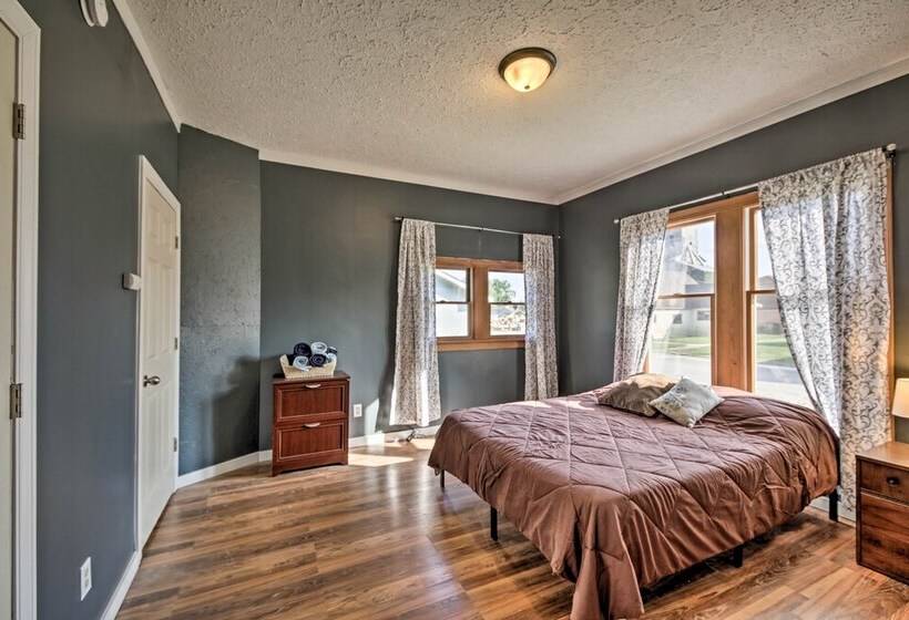 The Junction: Victorian Home In Quaint Fortville!