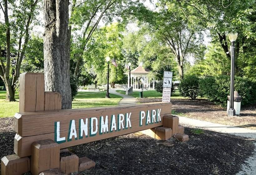 The Junction: Victorian Home In Quaint Fortville!