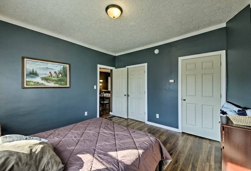 The Junction: Victorian Home In Quaint Fortville!