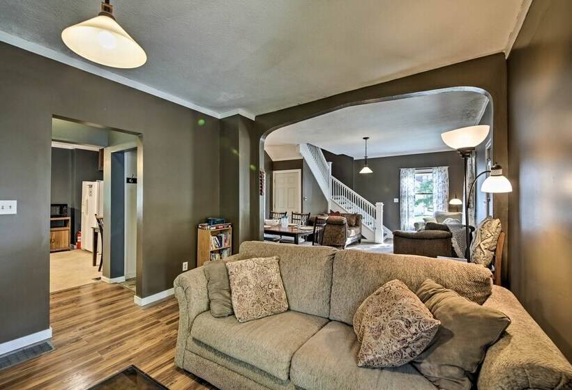 The Junction: Victorian Home In Quaint Fortville!